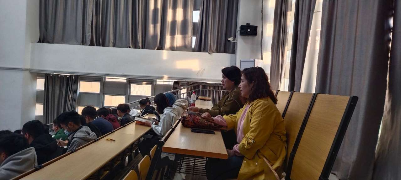 图四:法学专业教师认真聆听课程
