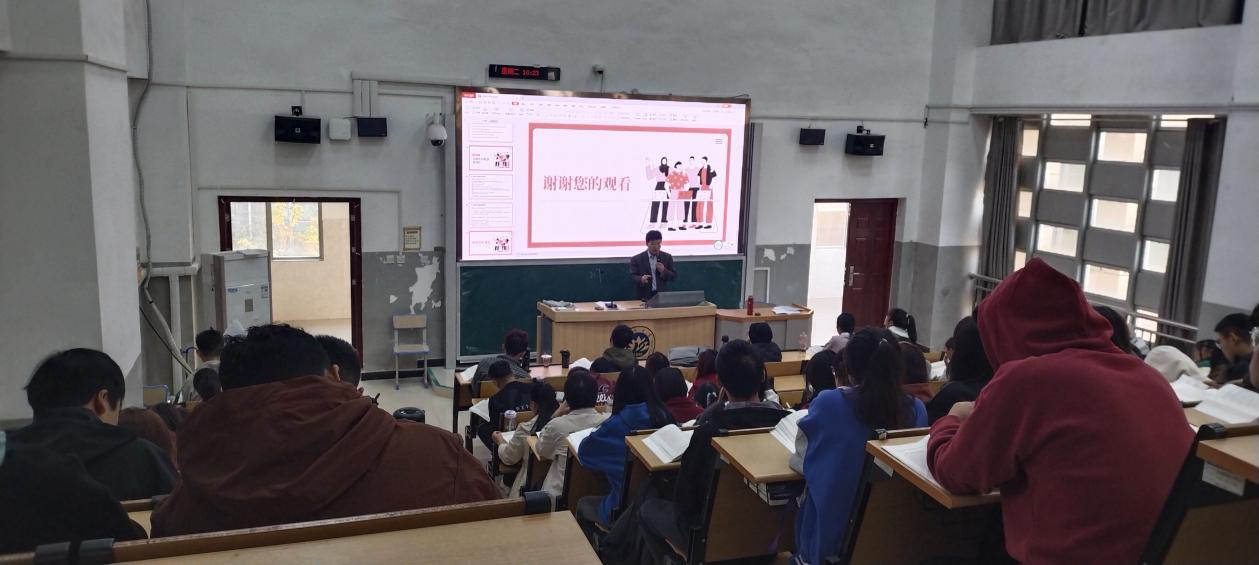 图三:贡士康教授讲授《行政法与行政诉讼法》